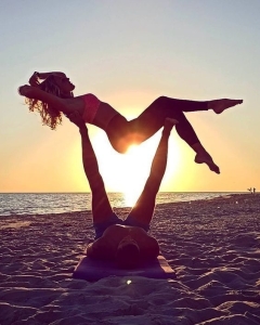 Discovery of Balance: A Sunset Beach Yoga Experience