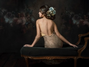 Elegant Solitude: The Artistic Craft of Elegance in the Dark