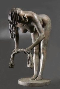Graceful Bronze Sculpture of a Nude Woman: An Artistic Masterpiece