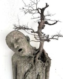 Interplay of Nature and Humanity: Artistic Sculpture Unveils Deep Connection