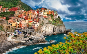 Picturesque Beauty of Cinque Terre: A Vibrant Coastal Village